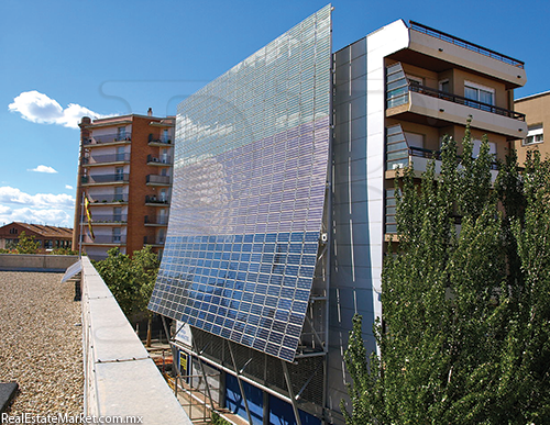 Fachada fotovoltaica en el edificio MNACTEC en Tarrasa, España. 