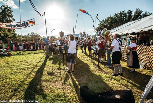 Oktoberfest en Fredericksburg, un festival que celebra las raíces germanas.