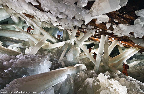 Naica es un pueblo del estado mexicano de Chihuahua, dedicado a la minería; la Mina de Naica es la principal productora <br />de plomo de México y es mundialmente conocida por las formaciones de cristales que se encuentran en su interior.