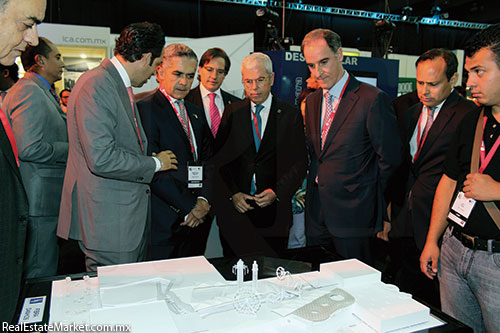 El jefe de gobierno Miguel Angel Mancera, observando los proyectos expuestos durante el Real Estate Show.