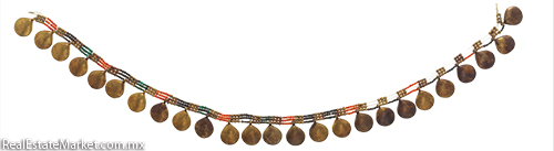 Collar con pendientes de concha perteneciente a Senebtisi, con materiales de oro, loza, pasta, cornalina y turquesa.