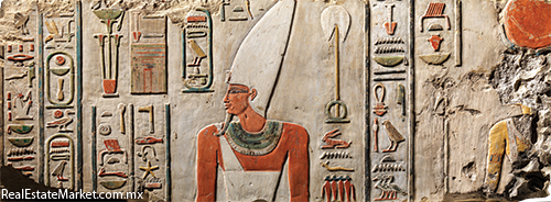 Relieve donde se representa a Nebhepetre Mentuhotep II y la diosa Hathor.