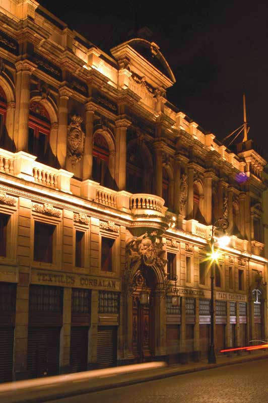 Fachada actual del Casino Español que fue inaugurado en 1905.