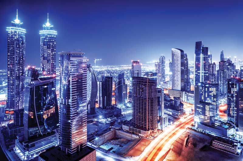 Vista nocturna del centro de Dubái.