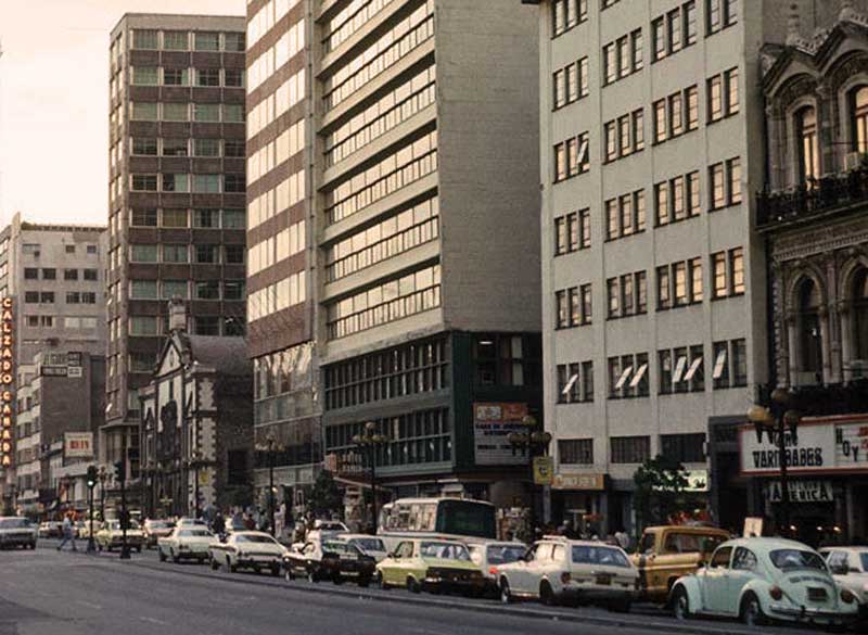 La avenida Juárez en una fotografía de 1981. A la izquierda se encuentra la Alameda Central.
