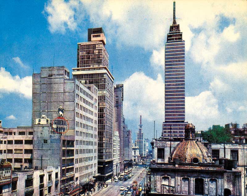 En 1956 se inauguró la Torre Latinoamericana que resistió a los sismos de 1957 y 1985; en éste, resistió una sacudida de 8.1 grados Richter que colapsó a cientos de edificios.