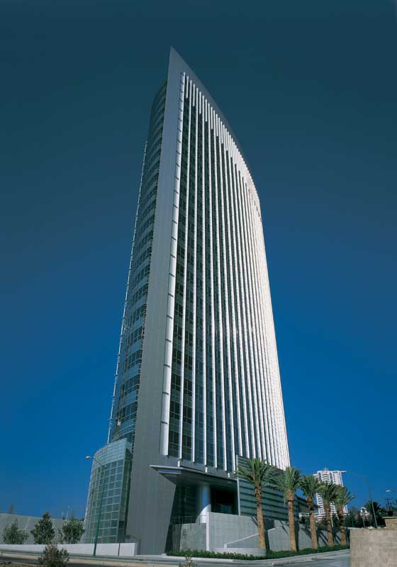 El corporativo World Plaza, ubicado en Santa Fe, posee 117 metros de altura y  532m2 de superficie construida.