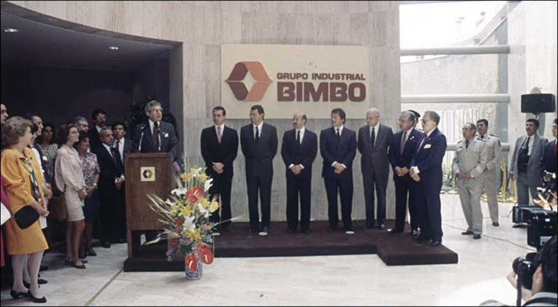 Corporativos en Santa Fe. El Regente de la Ciudad, Manuel Camacho Solís, y el Presidente de México, Carlos Salinas de Gortari, acudieron el 25 de mayo de 1993 
a inaugurar el Corporativo Bimbo.