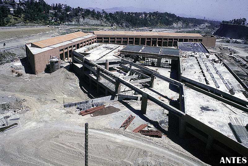 En 1979 el campus sufrió un daño. En 1985 se construyó su actual sede en un terreno donado por el Gobierno del Distrito Federal en Santa Fe.