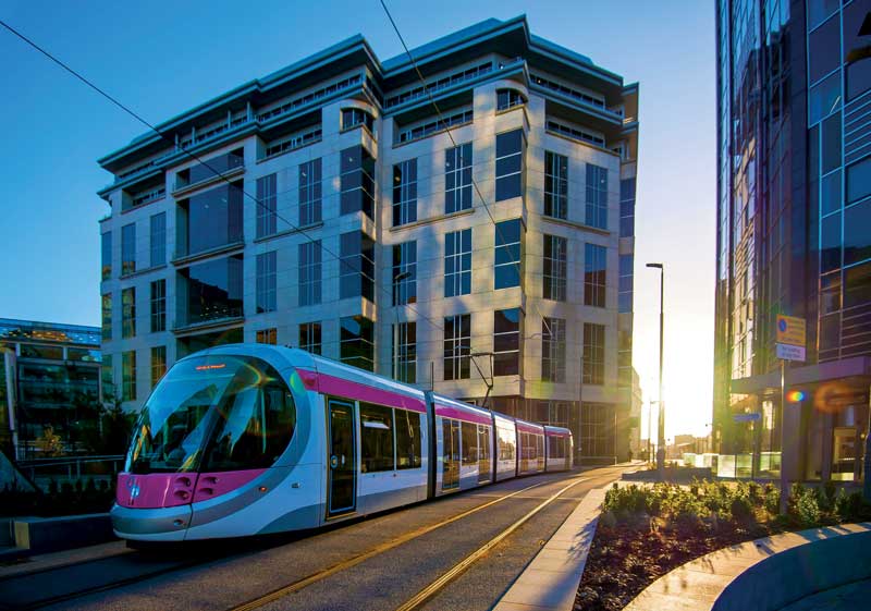 Real Estate,Real Estate Market &amp; Lifestyle,Real Estate México,Smart Cities,No se debe abandonar a las ciudades, Tranvía en el centro de la ciudad de Birmingham. La movilidad es fundamental para una Smart City.