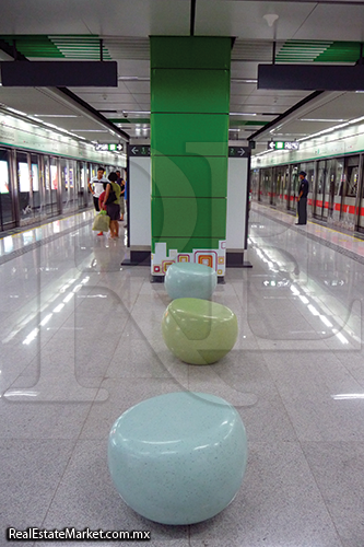 Mass Transit Railway (MTR), sistema de trenes de transporte rápido en Hong Kong. Inaugurado en 1979 con 218.2 km y 152 estaciones