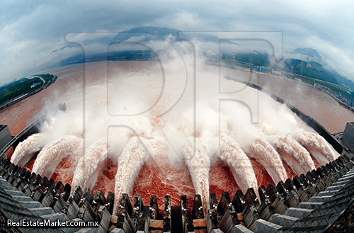 Situada en el curso del rio Yangtsé, la presa Tres gargantas es la planta hidroeléctrica mas grande del mundo