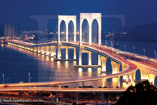 Con un diseño de doble piso, el puente Sai Van conecta la isla de taipa y la península  de macao con una extensión de 2.2  km