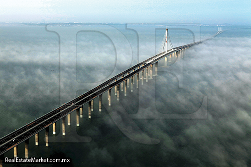 El puente Jiazhou Bay con 42 km de longitud une Qingdao con el distrito de Huangdao, China