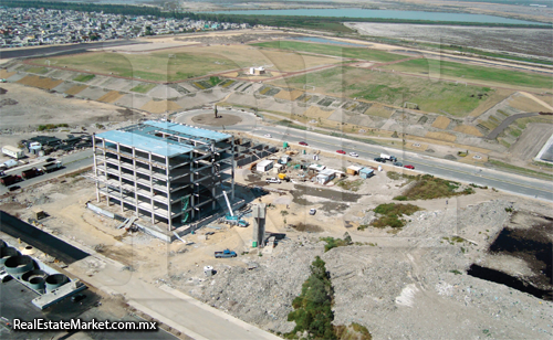 Vista aérea de la construcción del hospital Star Medica en Ciudad Jardin Bicentenario.