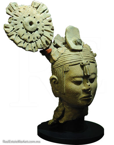 Cabeza de una mujer con un elaborado tocado floral. Periodo clásico tardío (años 600-900).Tenam Rosario, Museo Regional de Chiapas, México