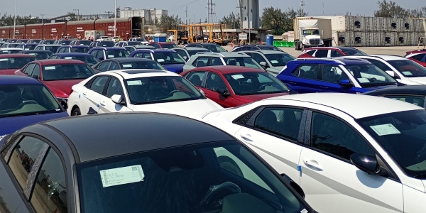 Operación histórica de descarga de autos en Coatzacoalcos vía el FIT