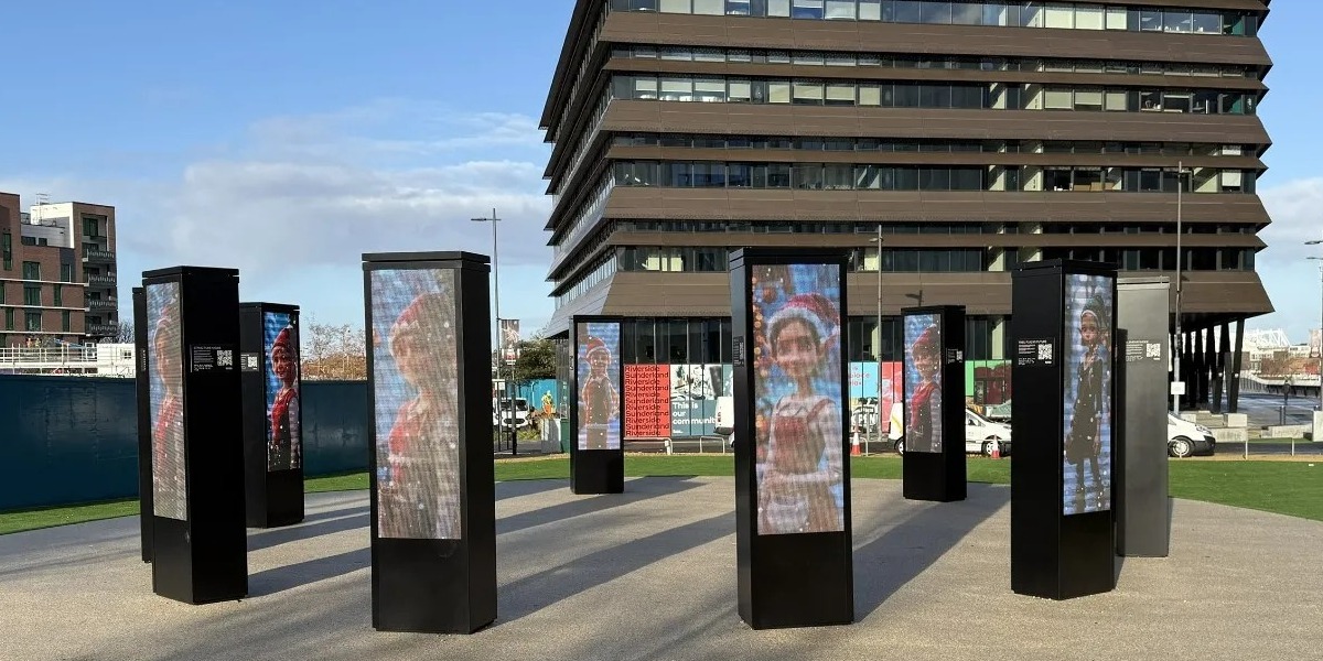 Se trata de un círculo de 12 tótems LED de doble cara, cada uno de dos metros de altura, dotados de sensores ultrasónicos y sonido envolvente, que crean una experiencia inmersiva a los visitantes.