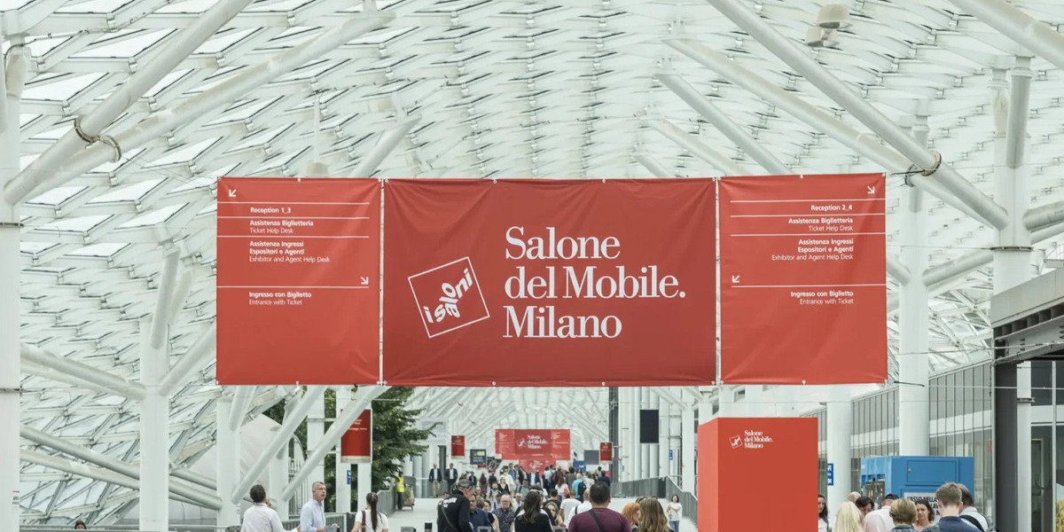 En lugar de limitarse a exhibir objetos, la propuesta sitúa al contract furniture en el centro de un ecosistema