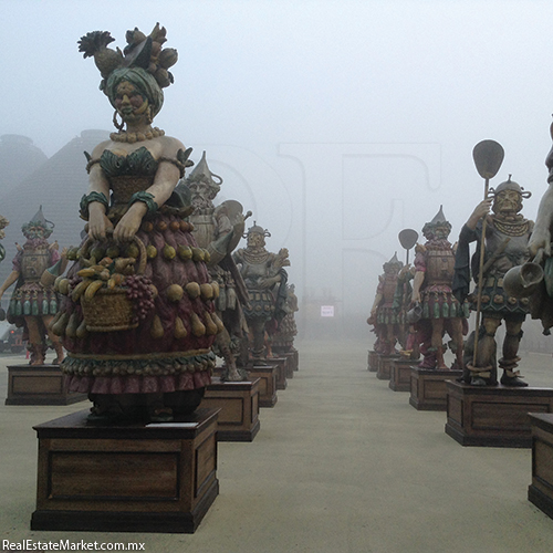 Estatuas de los guerreros de la comida frente al edificio <br />principal de Expo Milán 2015. 