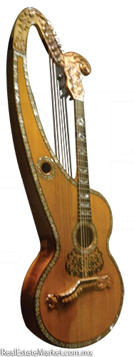 Guitarpa en el Museo de instrumentos musicales de Milán.