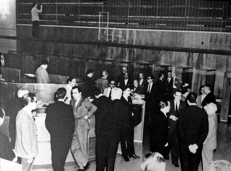 Sesiones a viva voz en la sala de remates, 1969.