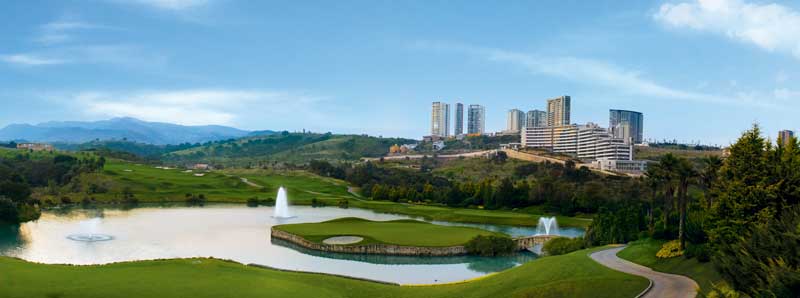 El campo de Golf de 18 hoyos, diseñado por Von Haugge.
