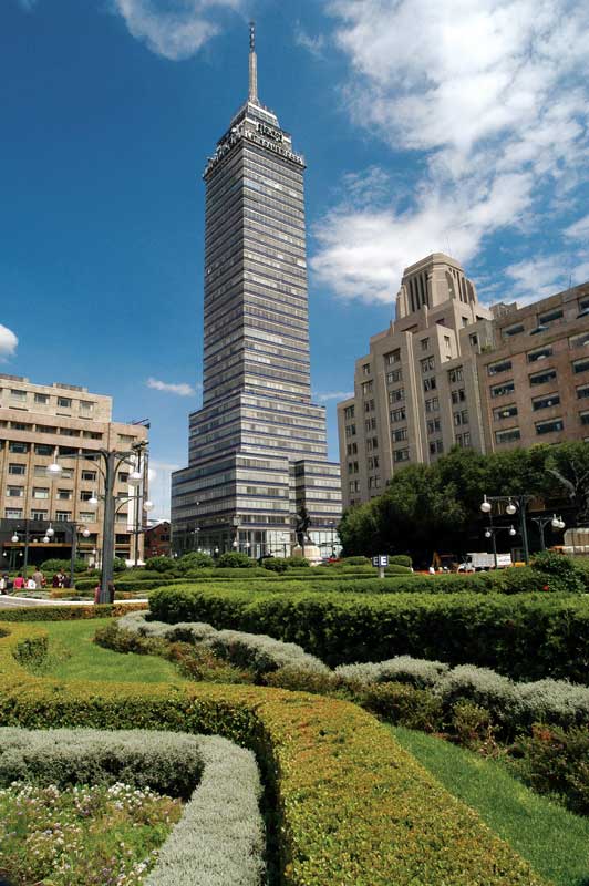 Torre Latinoamericana, fue el edificio más alto de la Ciudad de México desde su construcción en 1956 y hasta 1972.