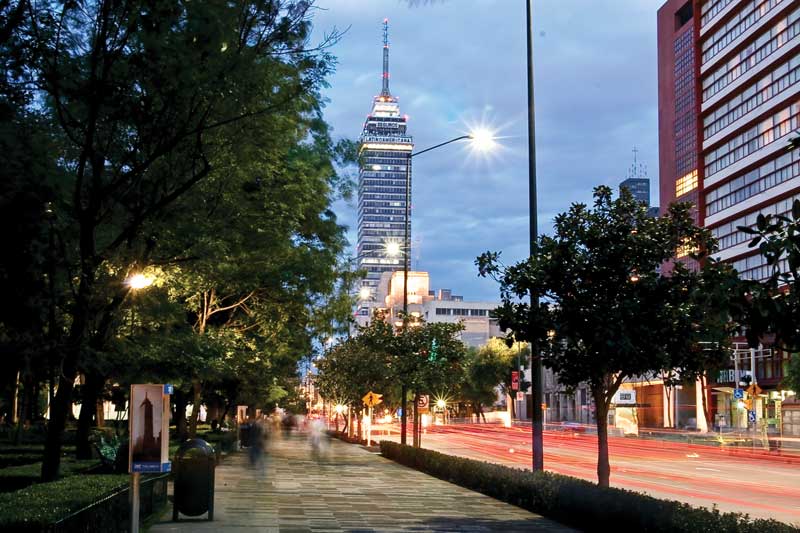 Torre Latinoamericana, fue el edificio más alto de la Ciudad de México desde su construcción en 1956 y hasta 1972.