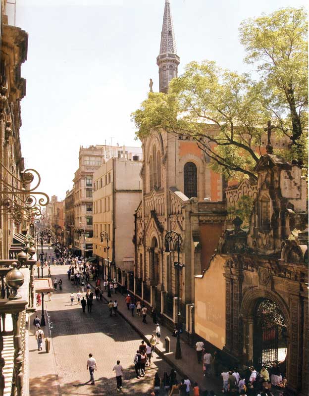Francisco I. Madero es la calle más transitada y la más importante para el comercio del Centro Histórico.