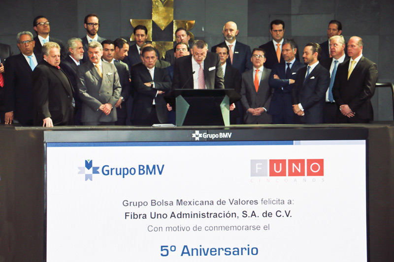 Ceremonia de timbrazo en la BMV por el quinto aniversario de FUNO.