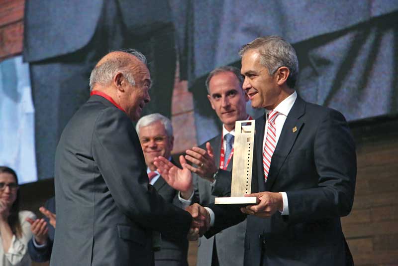 Entrega de reconocimiento por su trayectoria al ingeniero Daniel Díaz.