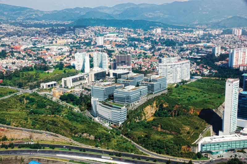 Quad Campus Corporativo Santa Fe, consta de 5 torres y una plaza central.
