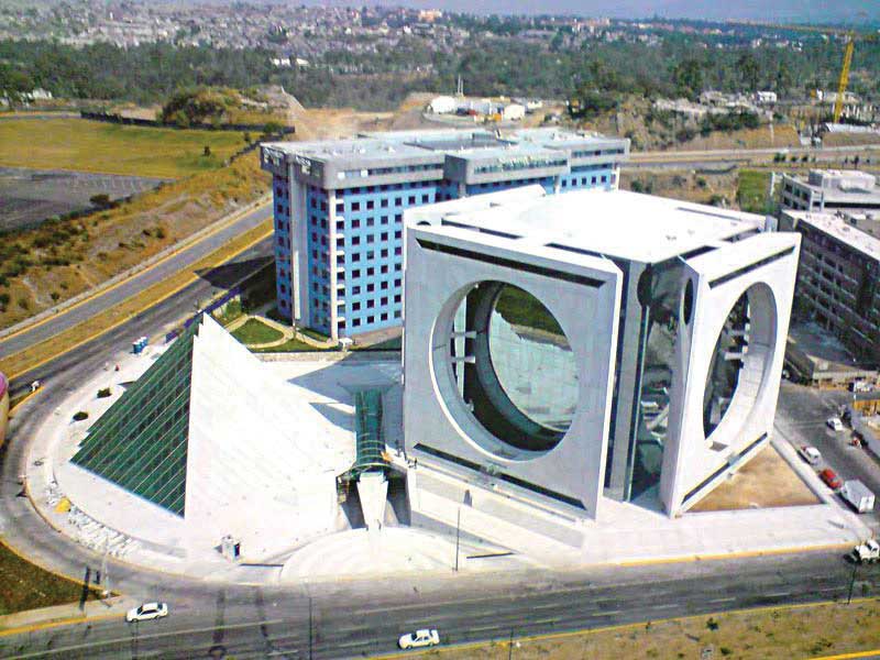 Centro Corporativo Calakmul. La arquitectura de este edificio terminado en 1997, hace alusión a la majestuosa ciudad Maya de Calakmul en Campeche.