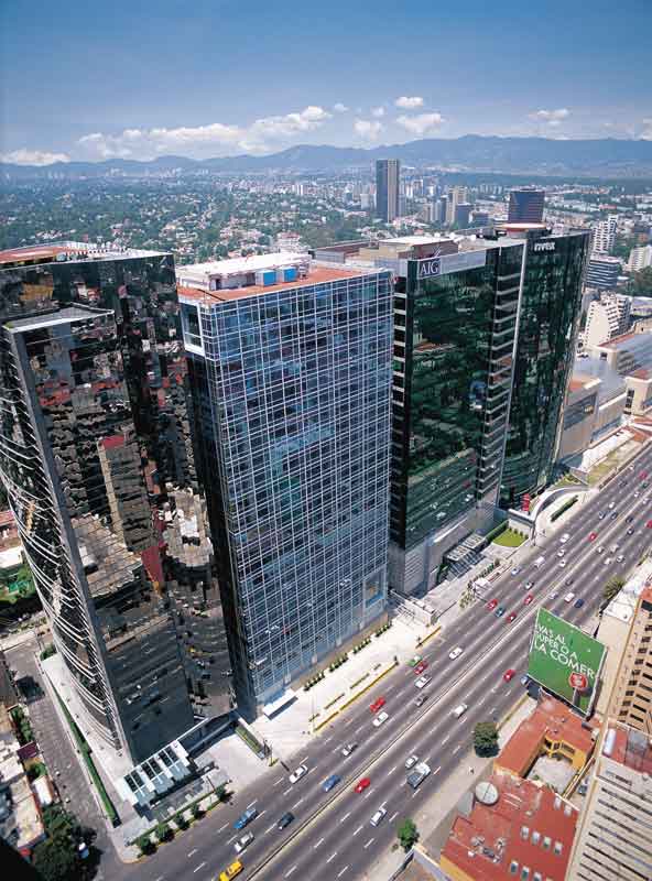 La Torre Esmeralda II se ubica en la Colonia Lomas Chapultepec y se concluyó en el año 2000. 