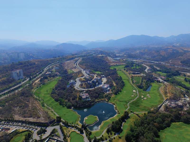 Dos campos de golf diseñados por: Robert Von Hagge & Jack Nicklaus