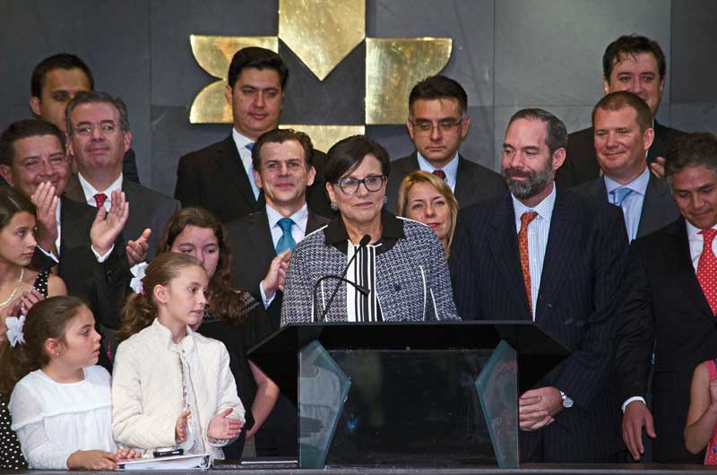 Penny Pritzker, presidenta de PSP Capital Partners; Roberto Ordorica, CEO de ALIGNMEX Capital; José Oriol Bosch, director general del Grupo BMV; Salvador Magaña, co-fundador de ALIGNMEX; y Octavio González, director de SíRENTA, en la colocación de los CKD’s.