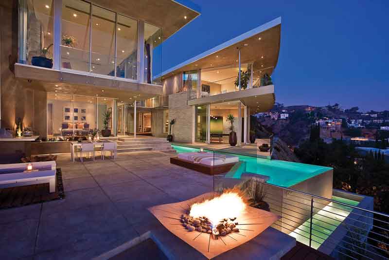 Blue Jay Way Residence, con más de 7,000 pies cuadrados, se ubica cerca del centro de Los Ángeles.