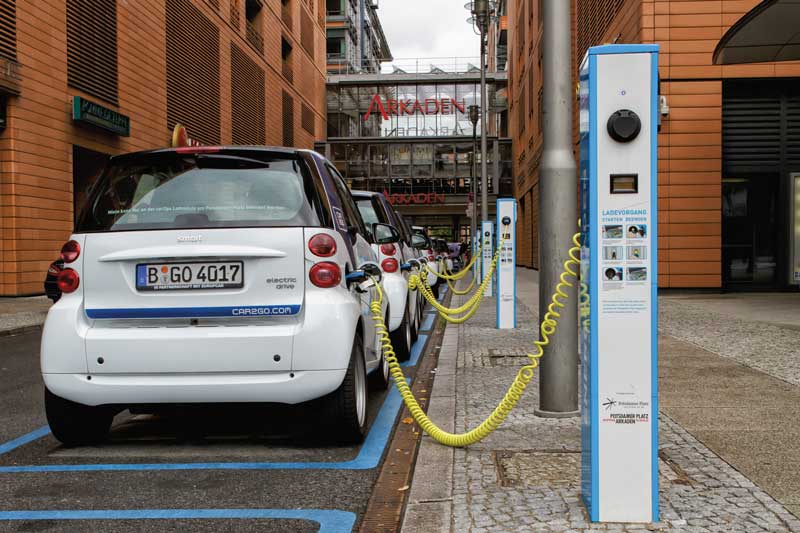 En Seúl, París y NY, autoridades limitan áreas de estacionamiento.