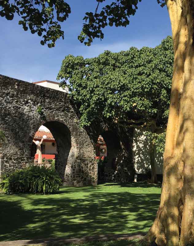 Real Estate,El imponente acueducto separa las edificaciones del casco viejo de las áreas de servicio.