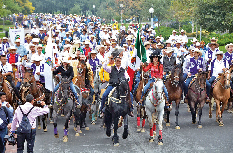 Real Estate,Jaime Rodríguez “El Bronco” con su esposa Adalina Teresa Martínez Dávalos iniciando cabalgata.