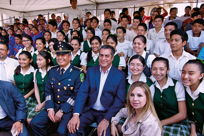 Real Estate,Jaime Rodríguez Calderón en en un evento escolar.