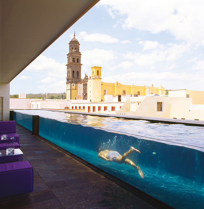 Real Estate Market, Monterrey, La innovadora piscina de cristal es uno de sus elementos más llamativos