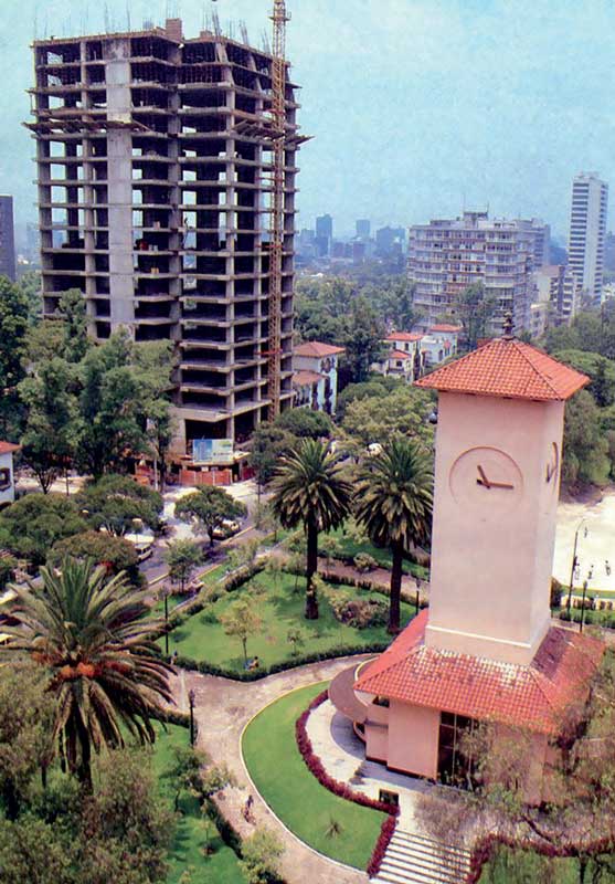 Real Estate Market &amp;amp; Lifestyle,Real Estate,Polanco,Crónica de la transformación en Polanco, Torre del Reloj en el Parque Linconln, Polanco, alrededor de 1980 y el edificio de Emilio Castelar 151.