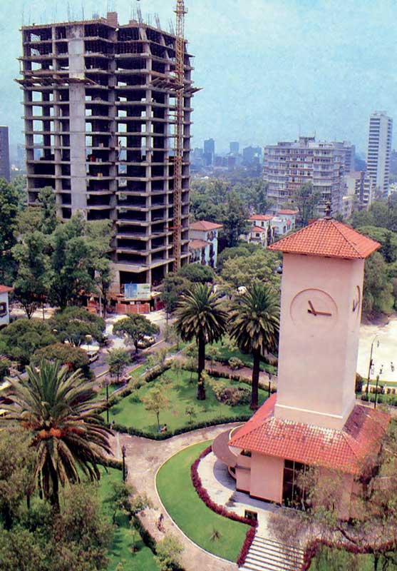 Real Estate Market &amp;amp; Lifestyle,Real Estate,Polanco,Crónica de la transformación en Polanco, Torre del Reloj en el Parque Linconln, Polanco, alrededor de 1980 y el edificio de Emilio Castelar 151.