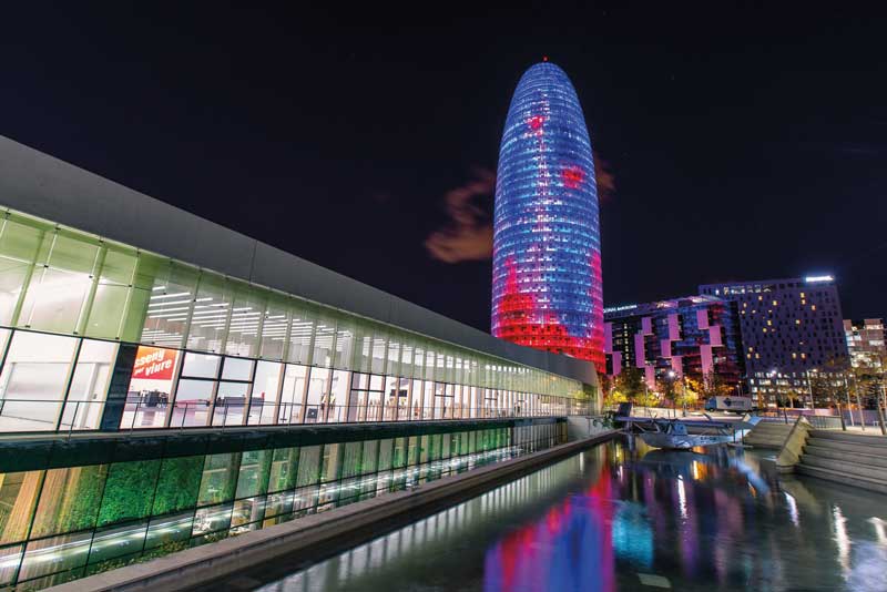 Real Estate Market &amp;amp;amp;amp;amp;amp; Lifestyle,Real Estate,Arquitectura Disruptiva,Los arquitectos más influyentes del mundo,Jean Nouvel, Arquitectura impredecible, Torre Agbar, Barcelona (2005).