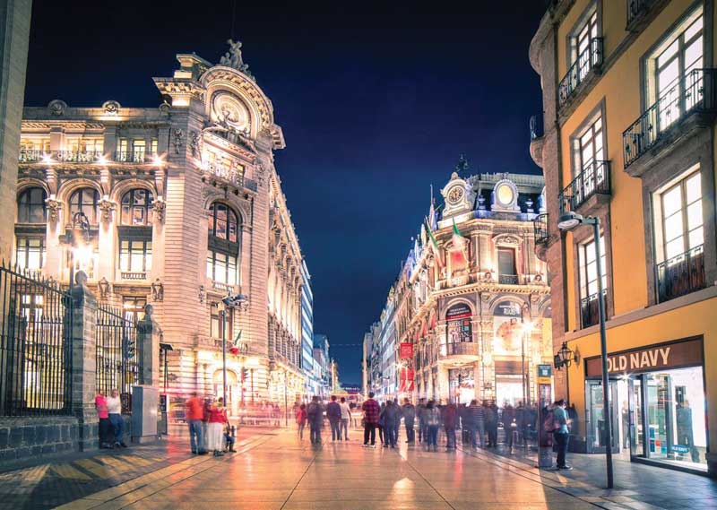 Real Estate Market &amp; Lifestyle,Real Estate,Real Estate México,ADI,30 años de la ADI,Asociación de Desarrolladores Inmobiliarios, Vista nocturna de la calle Madero en el Centro Histórico de la Ciudad de México.