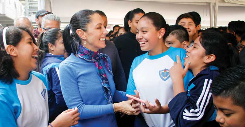 Real Estate,Real Estate Market &amp;amp; Lifestyle,Real Estate México,Ciudad de México,Claudia Sheinbaum, Claudia Shienbaum conviviendo con jóvenes.