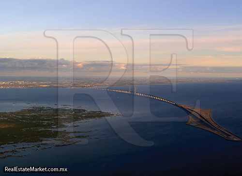 Puente combinado Oresund, es el más largo de su tipo en europa, cuenta con dos líneas de tren y seis pistas de carretera