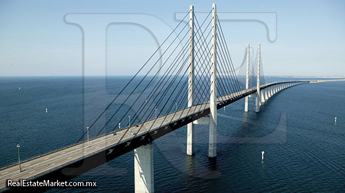 Construido en el 2000, el puente Oresund permite el paso de coches y trenes entre Dinamarca y suecia